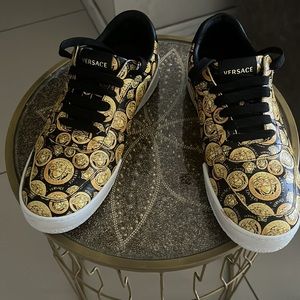 Versace sneakers for sale !!! Made in Italy with Genuine leather . Size 9